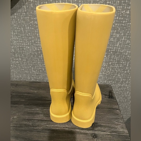 NIB Burberry Marsh rubber rain tall boots Yellow Manilla 8 1/2 - Picture 7 of 13
